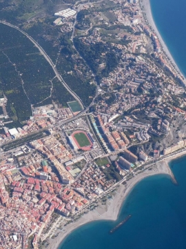 Almuñécar desde el aire: casco urbano, playa y urbanizaciones