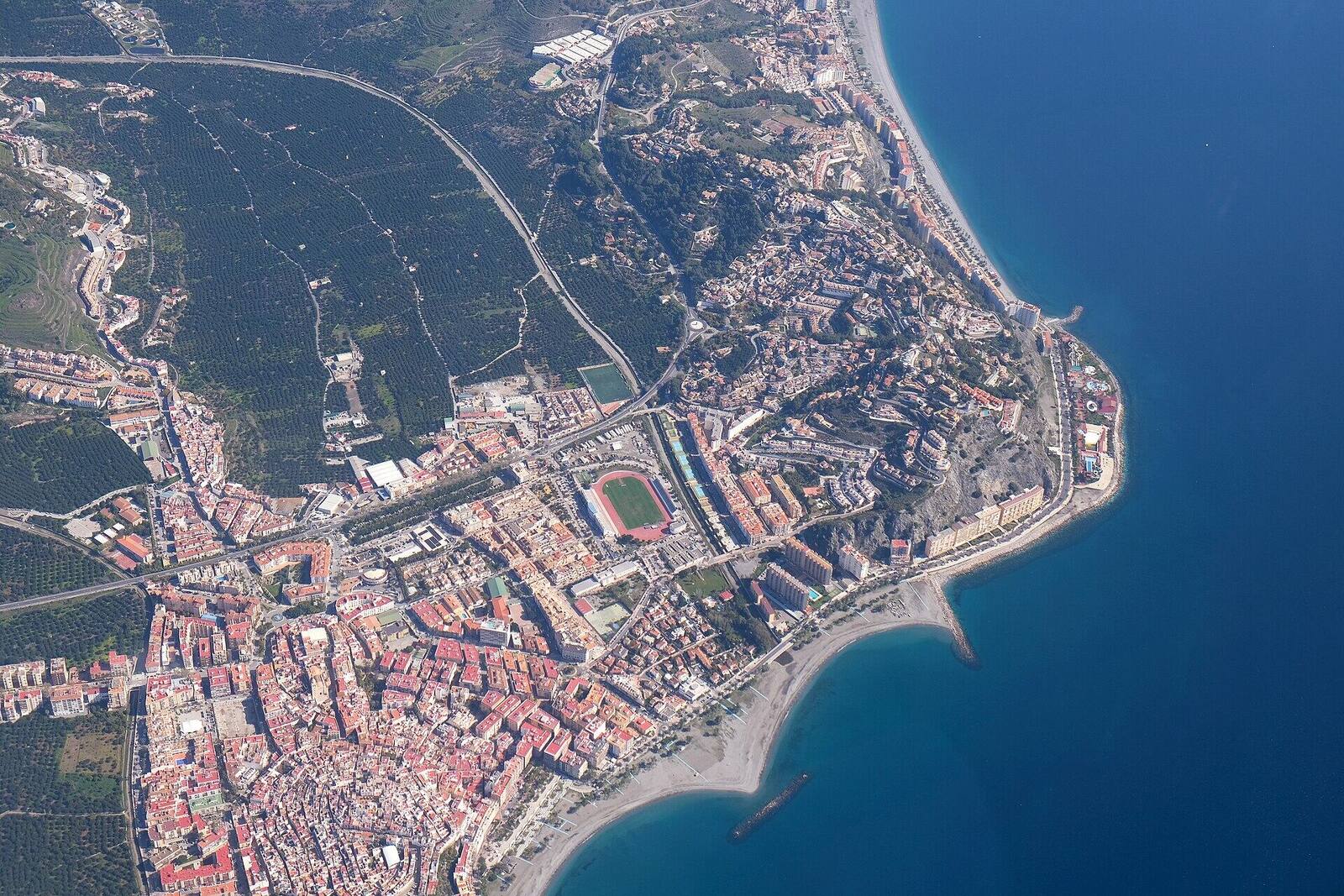 Almuñécar desde el aire: casco urbano, playa y urbanizaciones Almuñécar desde el aire: casco urbano, playa y urbanizaciones
