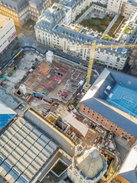 Vista aérea de una obra en construcción con grúa