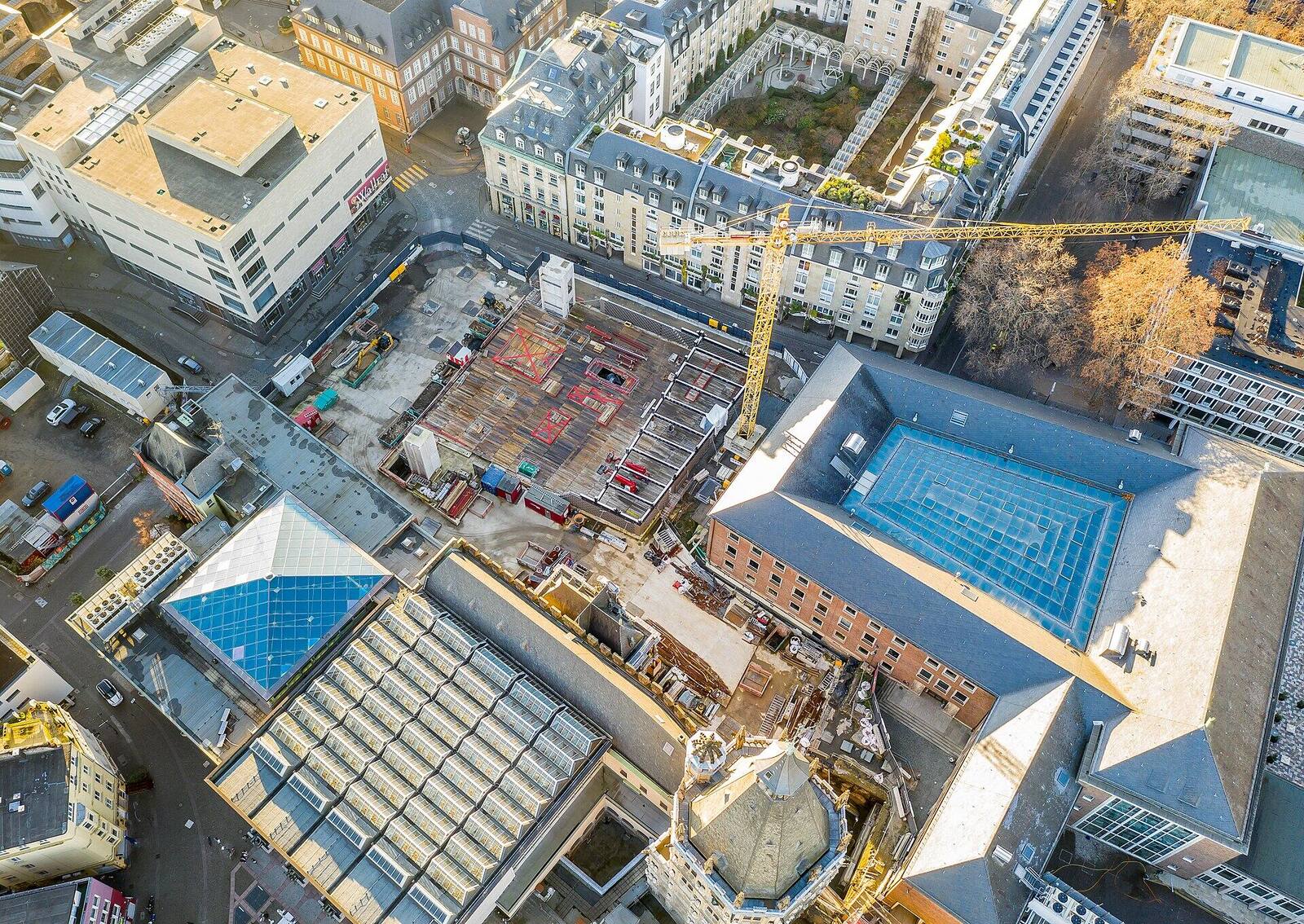 Vista aérea de una obra en construcción con grúa